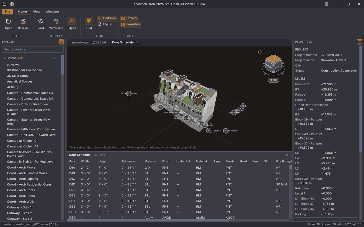 Een Revit-model met de deurstaat als tabel onder de 3D-weergave, de opgeslagen aanzichten links en de niveaus rechts